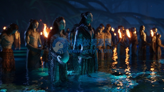 (L-R): Ronal (Kate Winslet), Tonowari (Cliff Curtis), and the Metkayina clan in 20th Century Studios' AVATAR: THE WAY OF WATER. Photo courtesy of 20th Century Studios. © 2022 20th Century Studios. All Rights Reserved.